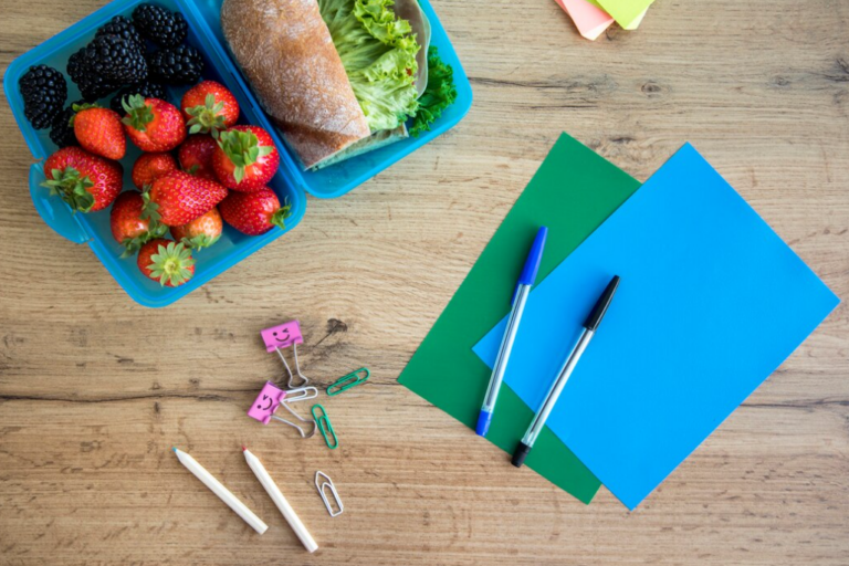 Nachhaltige Lunchbox für die Pause mit Obst und Snacks